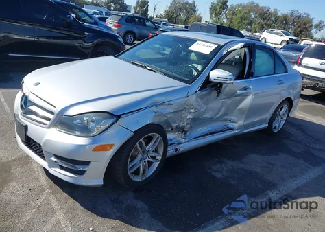 2013 Mercedes-Benz C 250 Sport из США, поврежденный, VIN WDDGF4HB9DA854436